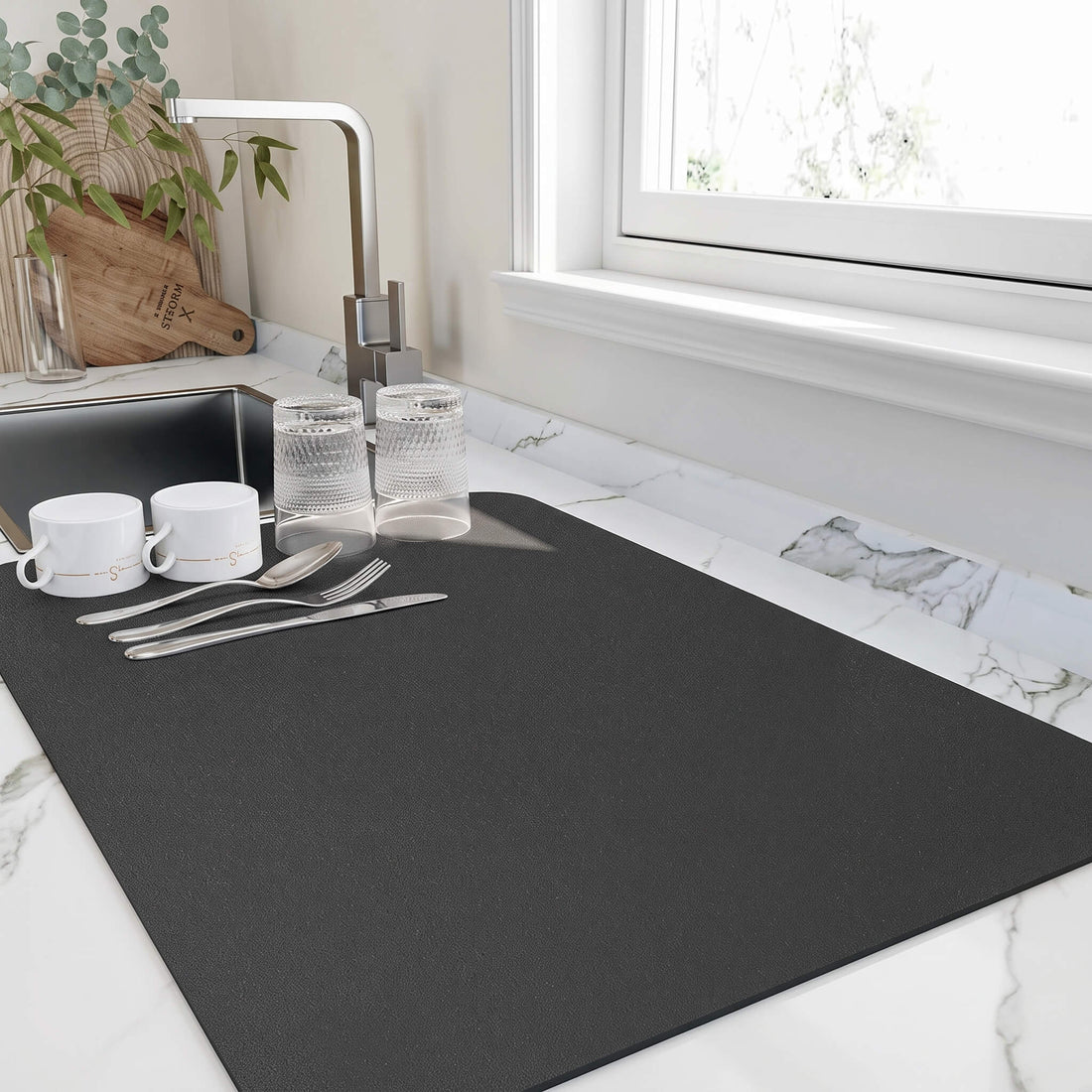 Absorbent surface of the black dish drying mat