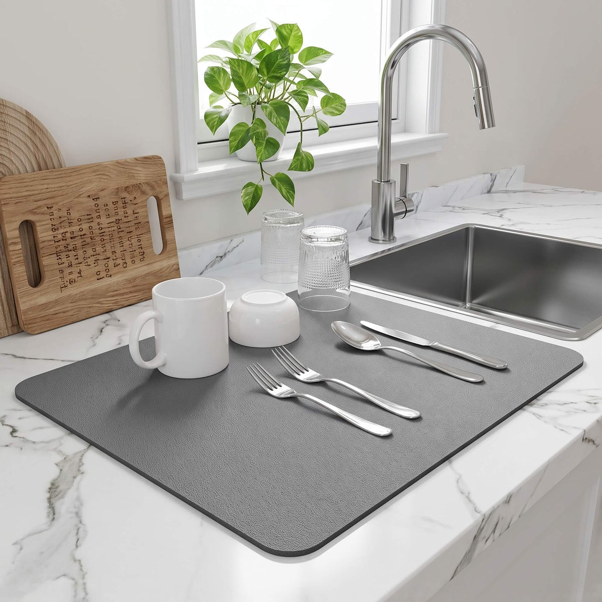 Non slip rubber backing on the dish drying mat