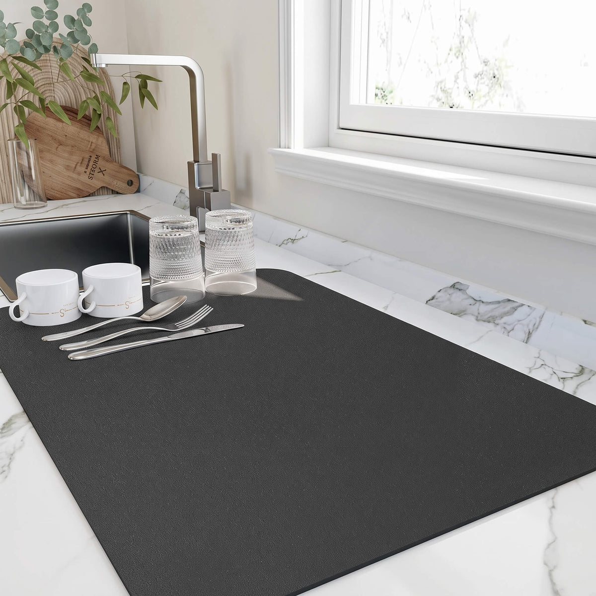 Absorbent surface of the black dish drying mat